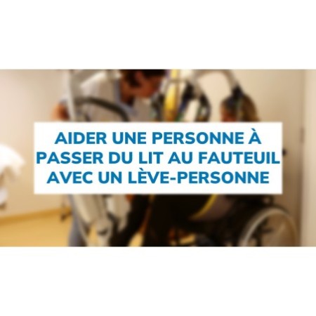 Aider une personne à passer du lit au fauteuil avec un lève-personne