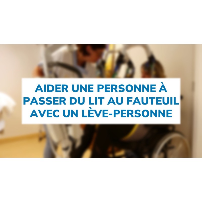 Aider une personne à passer du lit au fauteuil avec un lève-personne